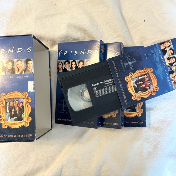 FRIENDS: Complete VHS Box Set Season 1 - Picture 6 of 9